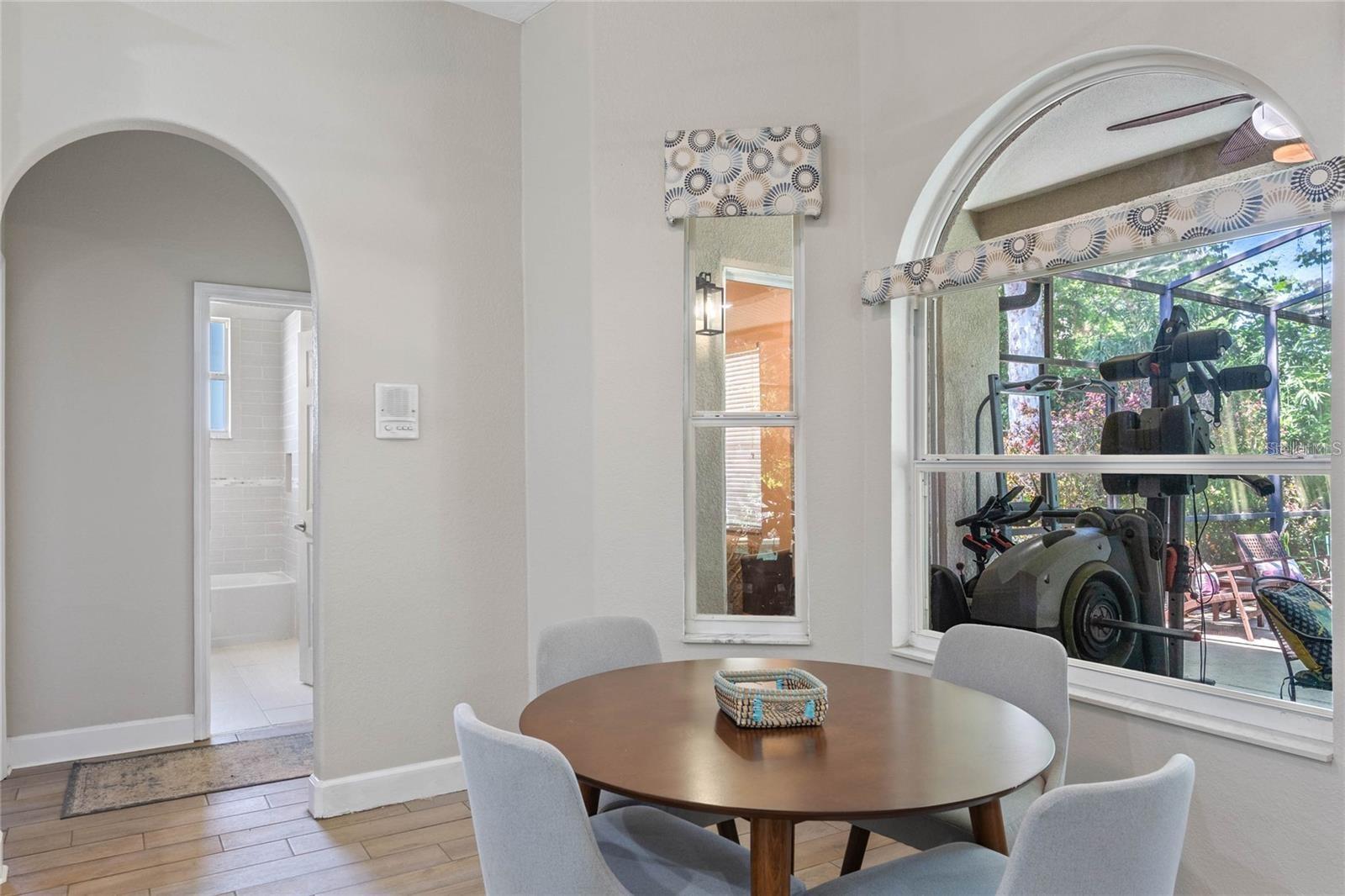 Image 14 of 47 For 10537 Versailles Boulevard
