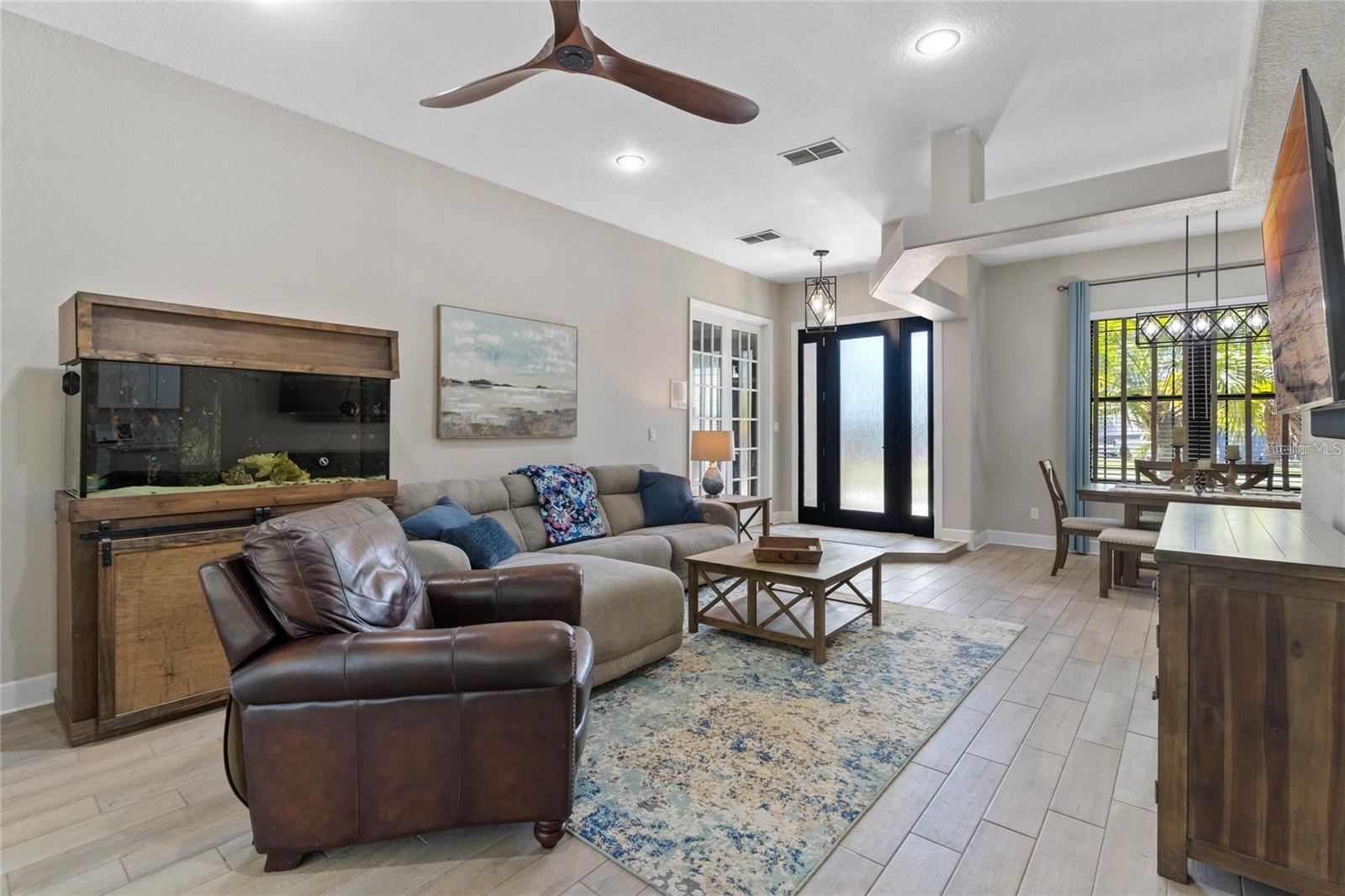 Image 3 of 47 For 10537 Versailles Boulevard