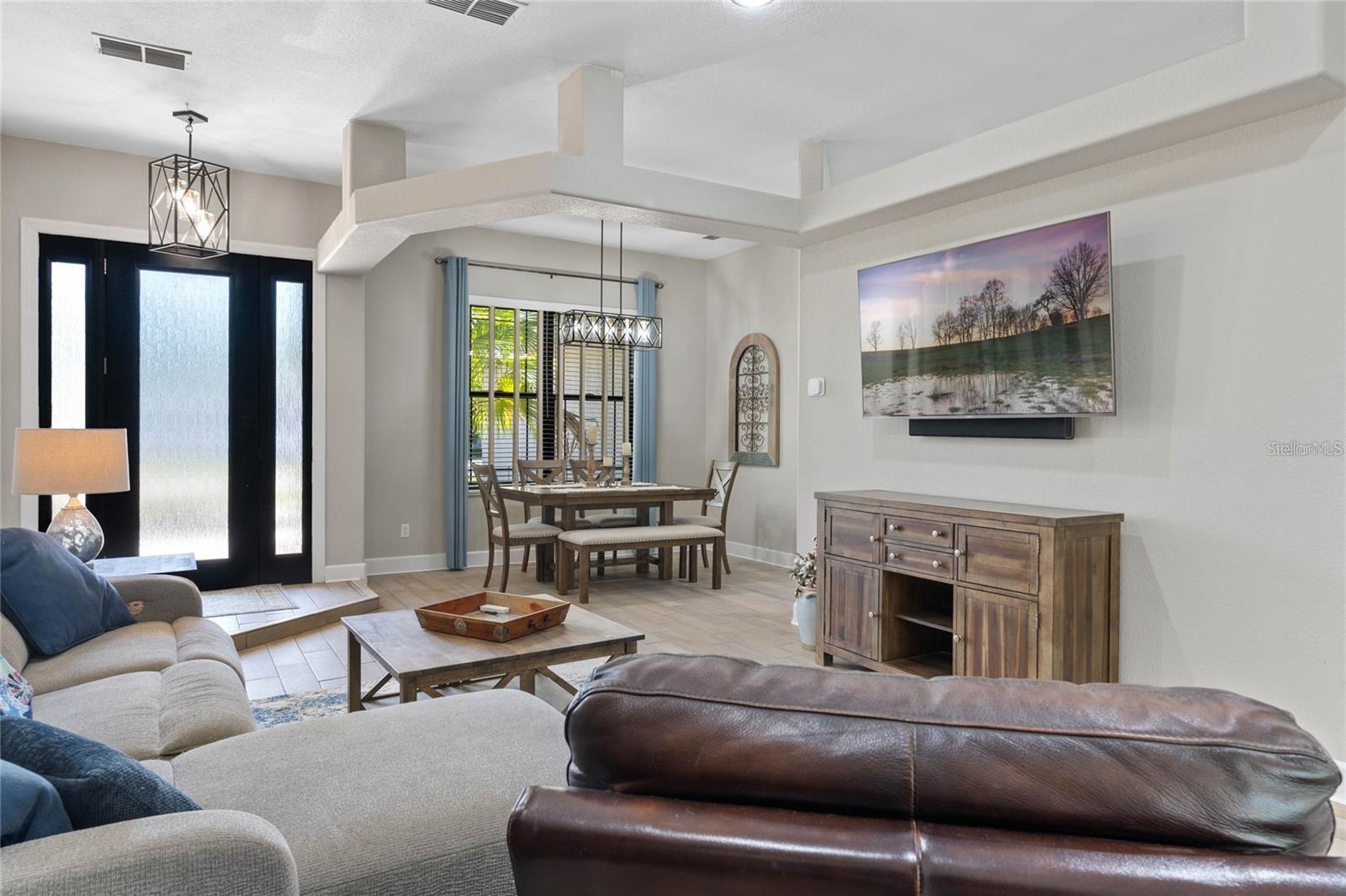 Image 5 of 47 For 10537 Versailles Boulevard