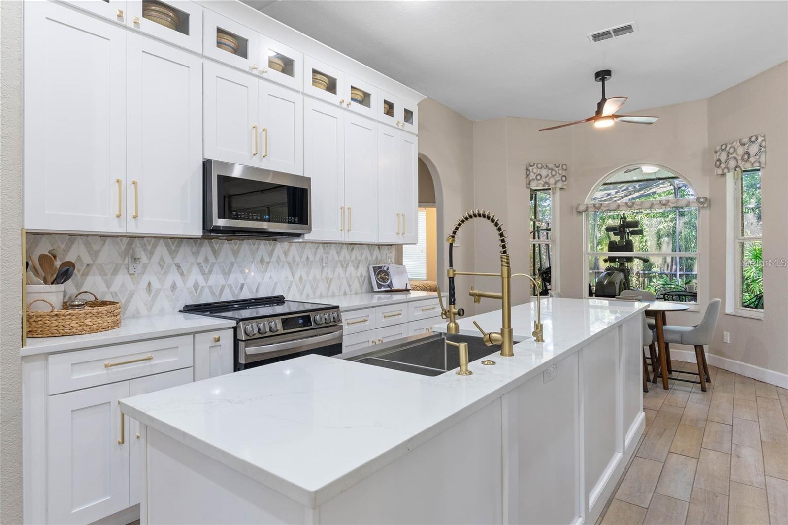 Image 9 of 47 For 10537 Versailles Boulevard