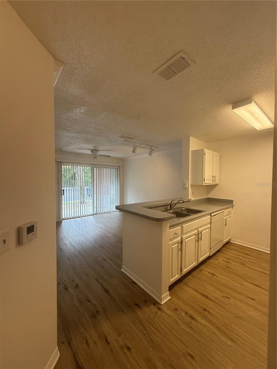 Image 2 of 9 For 1949 Summer Club Drive 113