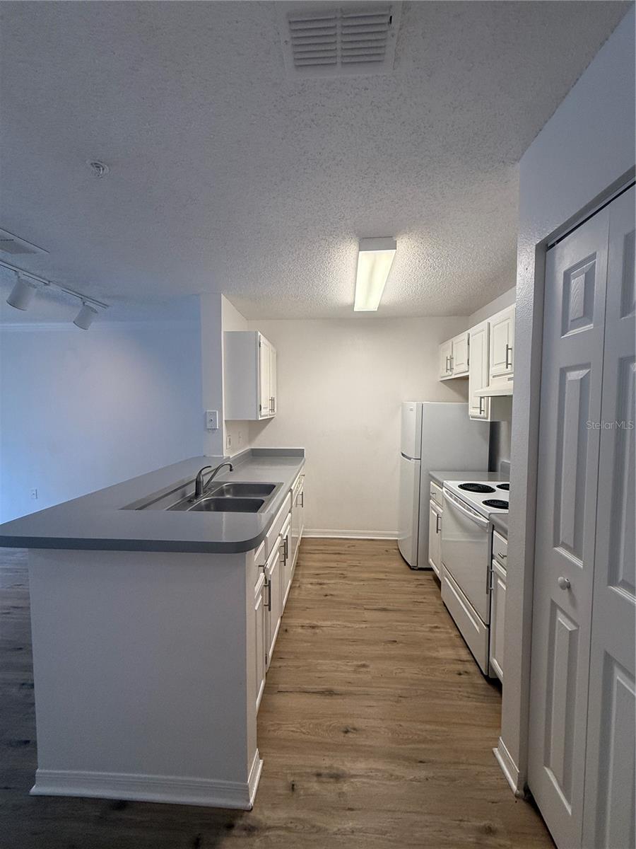 Image 3 of 9 For 1949 Summer Club Drive 113