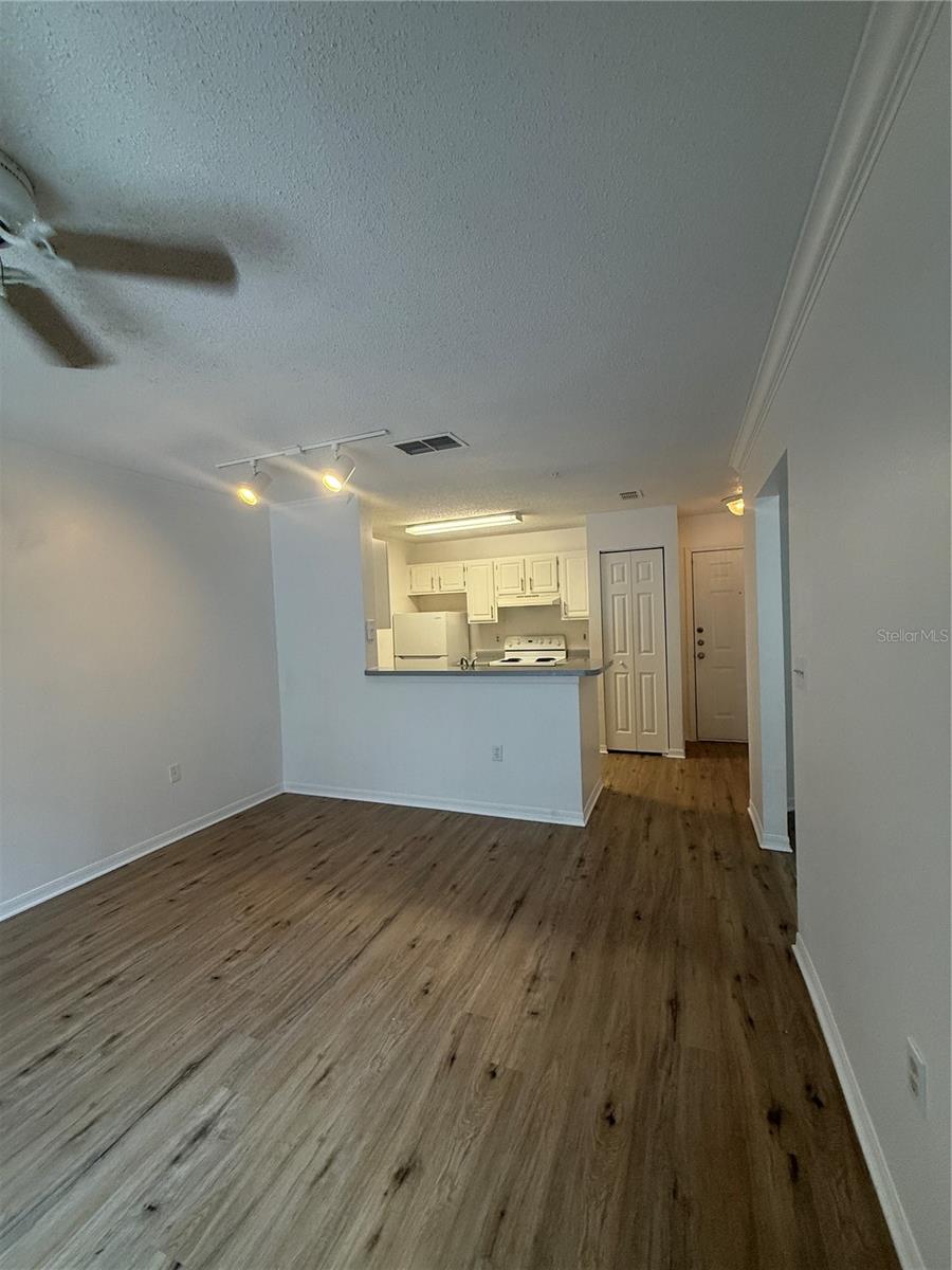 Image 4 of 9 For 1949 Summer Club Drive 113