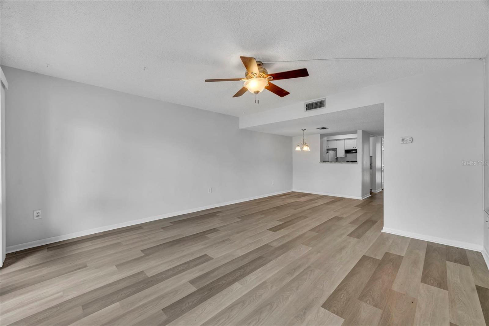 Image 14 of 27 For 5089 Eaglesmere Drive D09