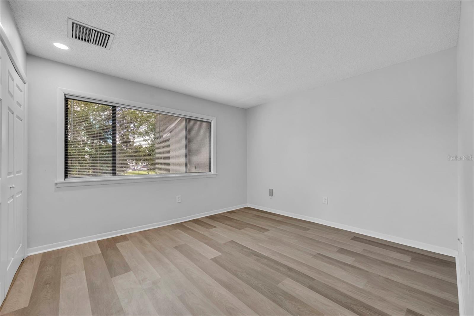 Image 17 of 27 For 5089 Eaglesmere Drive D09
