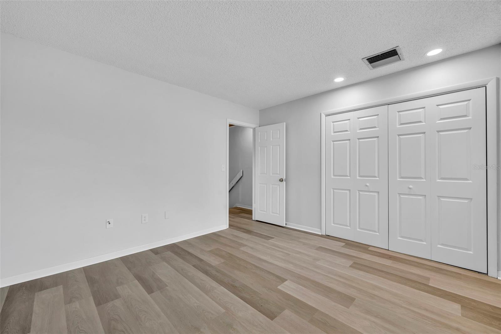Image 18 of 27 For 5089 Eaglesmere Drive D09