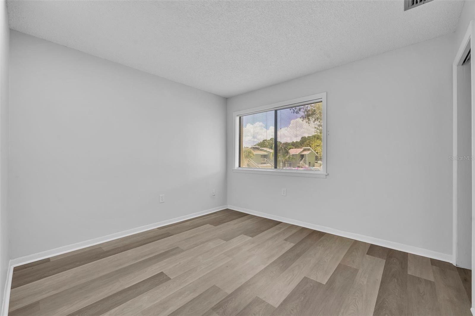 Image 20 of 27 For 5089 Eaglesmere Drive D09