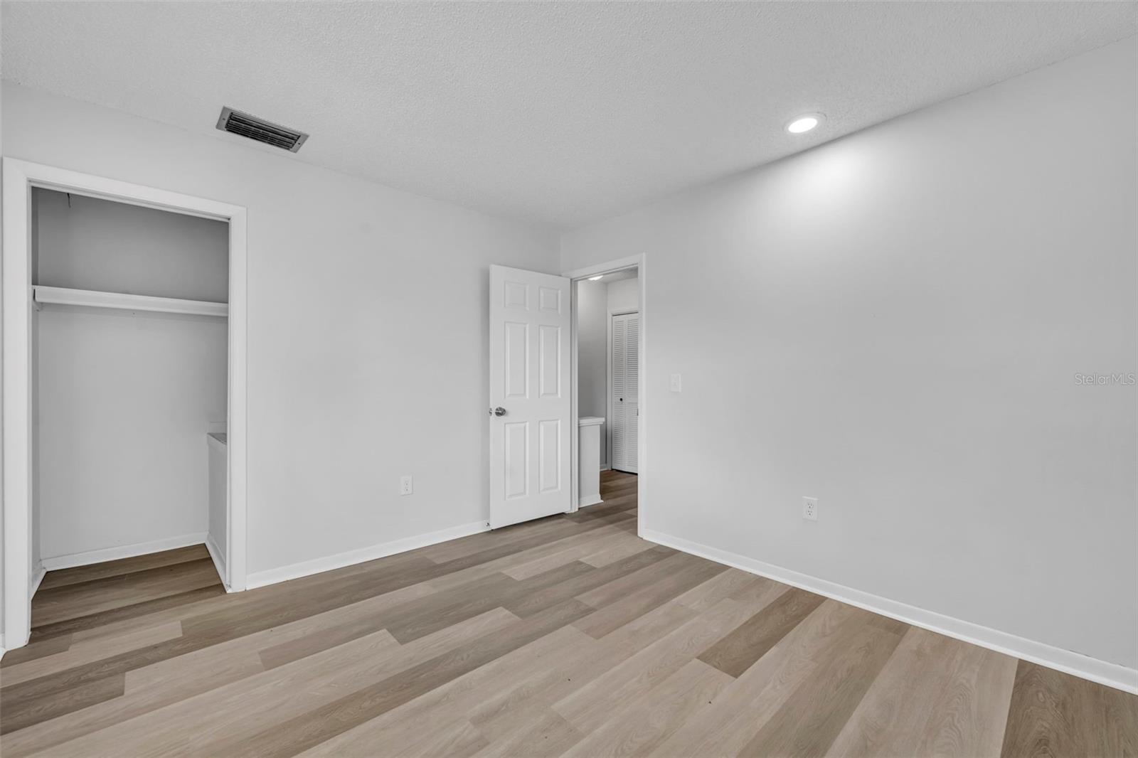 Image 21 of 27 For 5089 Eaglesmere Drive D09