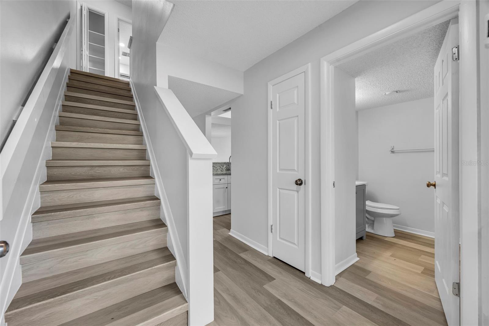 Image 4 of 27 For 5089 Eaglesmere Drive D09
