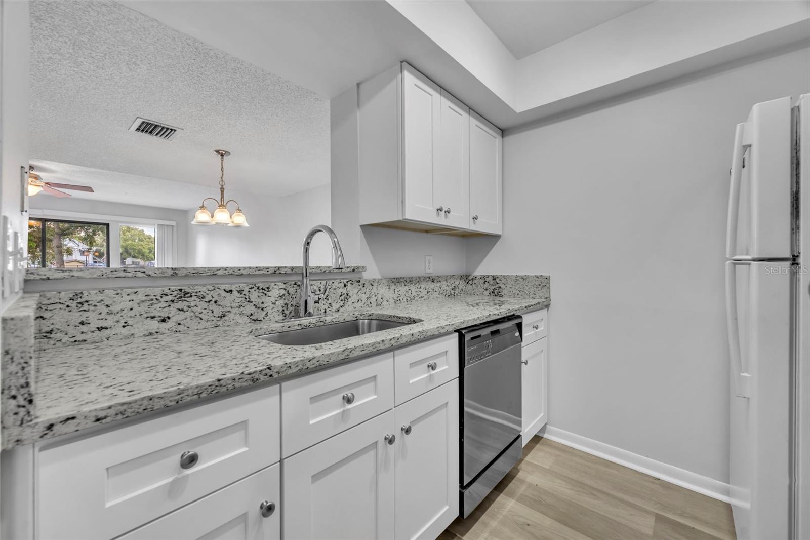 Image 7 of 27 For 5089 Eaglesmere Drive D09