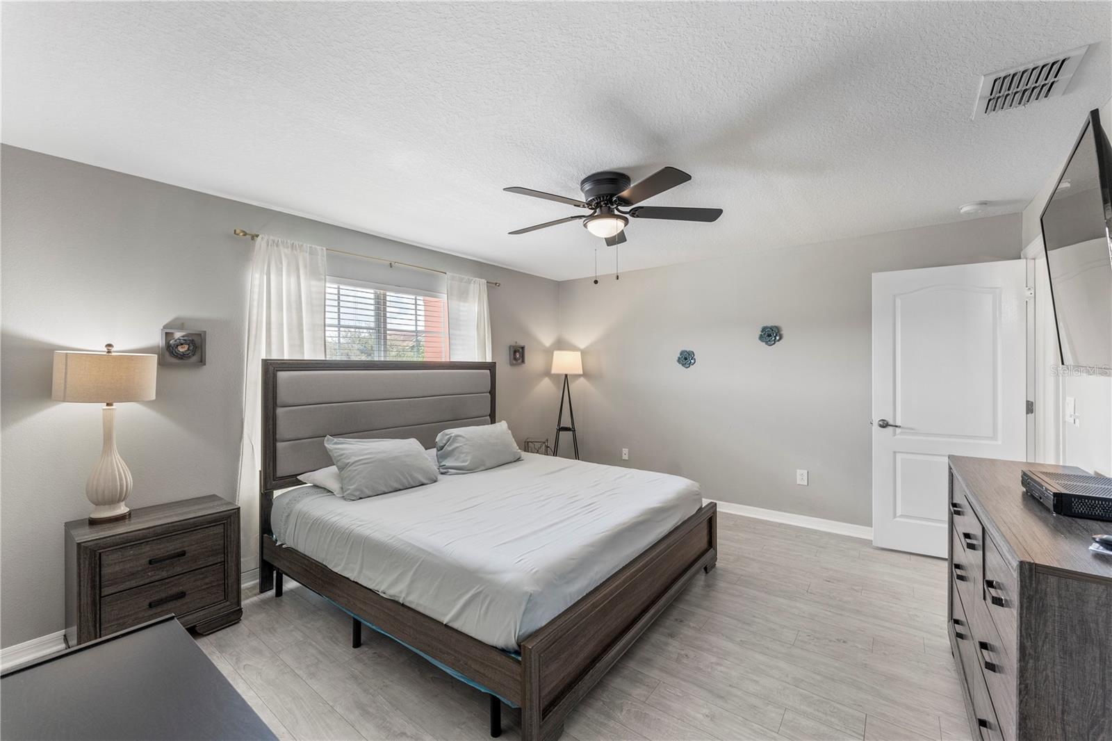 Image 23 of 32 For 8955 Bismarck Palm Road