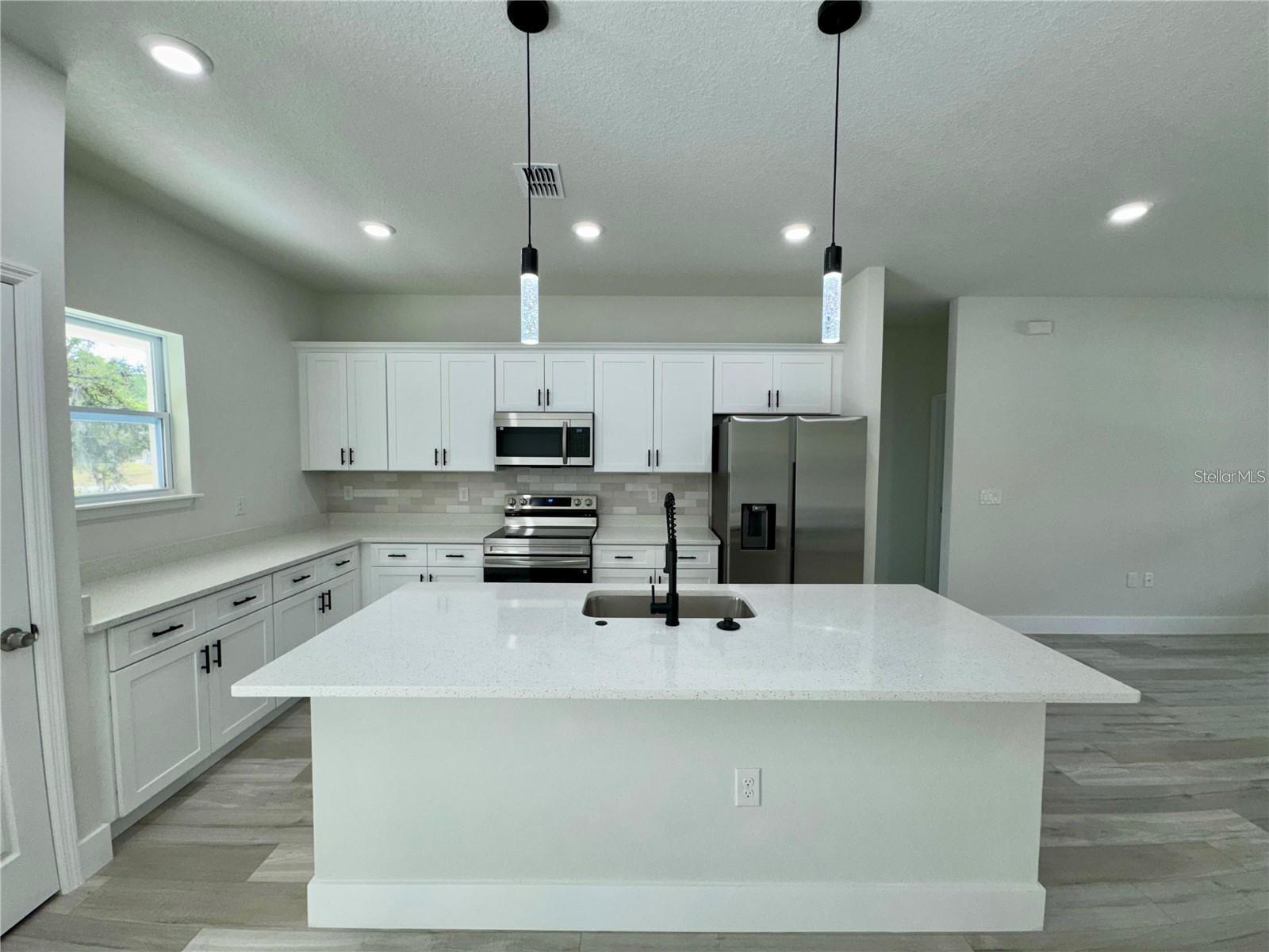 Listing photo id 12 for 2382 W Paragon Ln