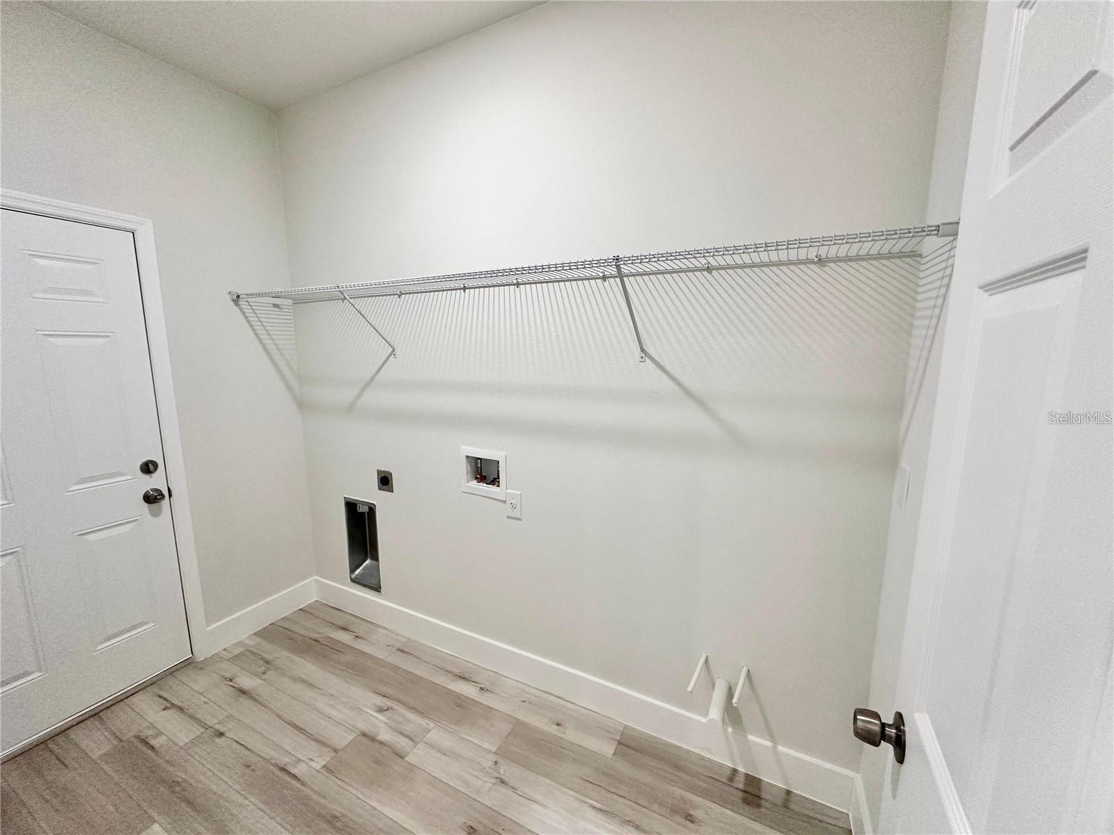 Listing photo id 15 for 2382 W Paragon Ln