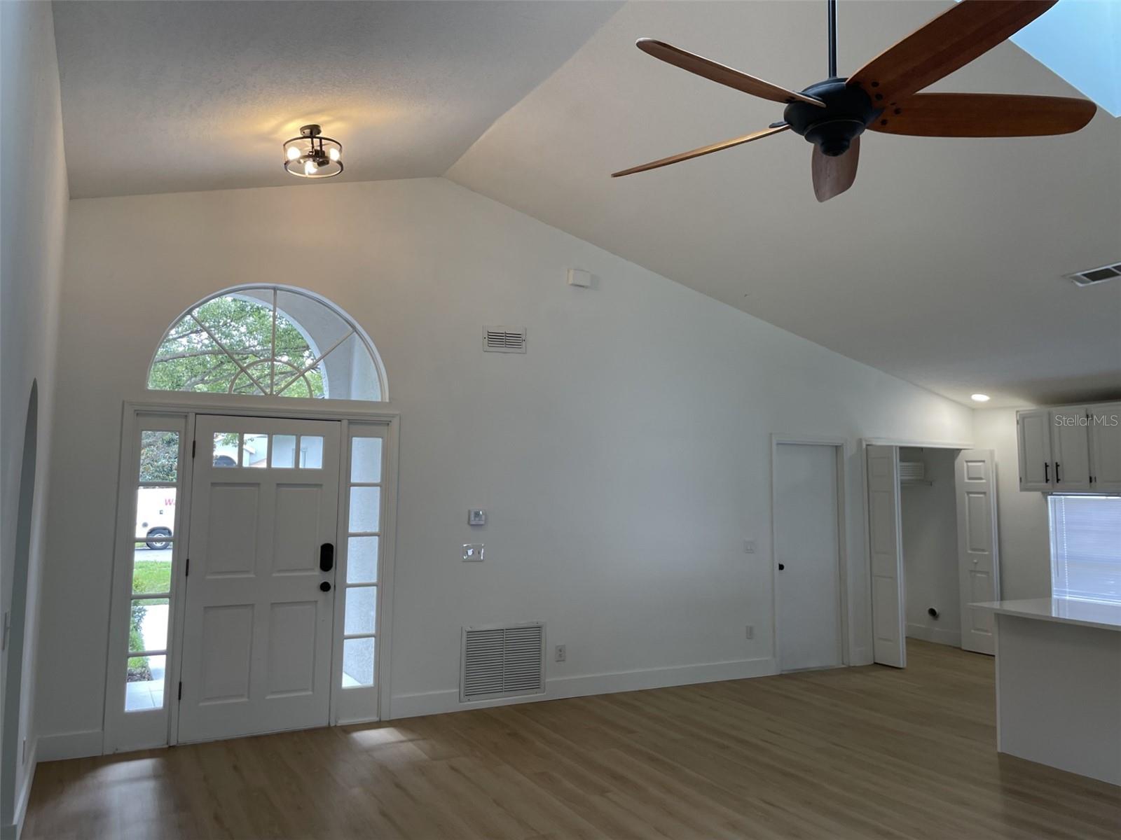 Image 8 of 25 For 7617 Coconut Creek Ct