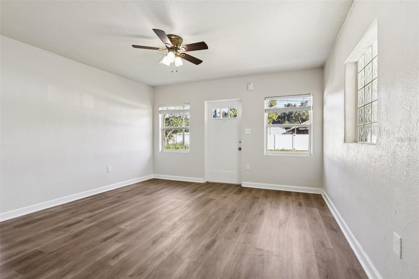 Image 4 of 31 For 2620 Hawthorne Street