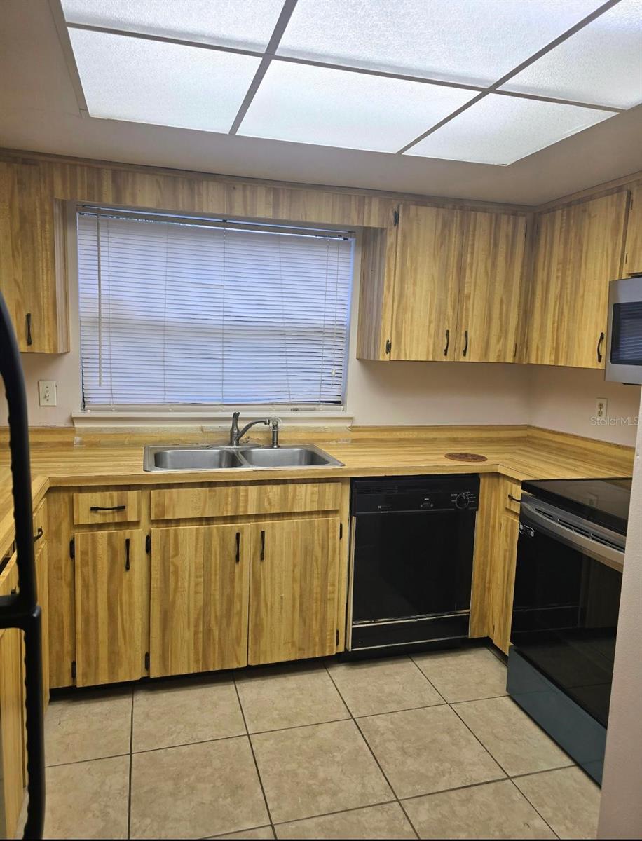 Image 3 of 9 For 408 Netherwood Crescent  408