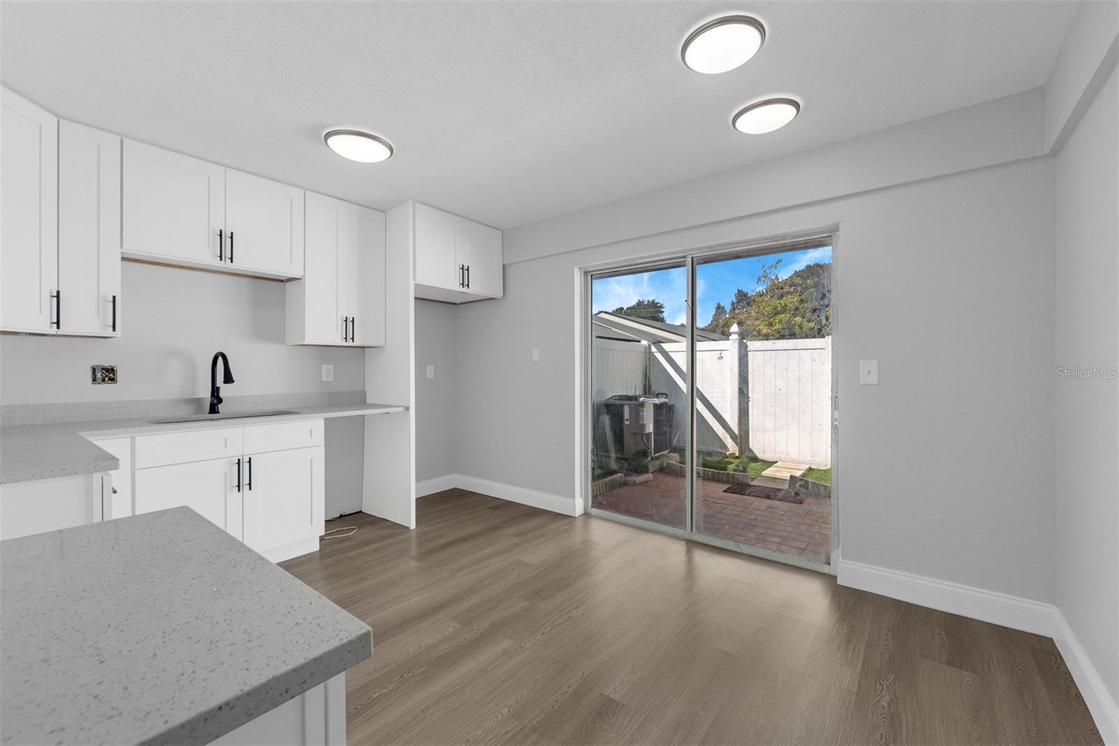 Image 11 of 29 For 1601 Grove Street 552
