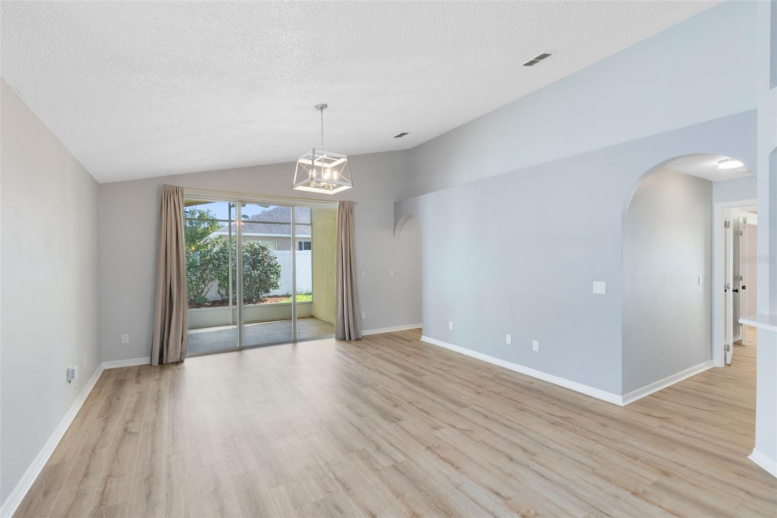 Image 14 of 38 For 975 Cherry Valley Way