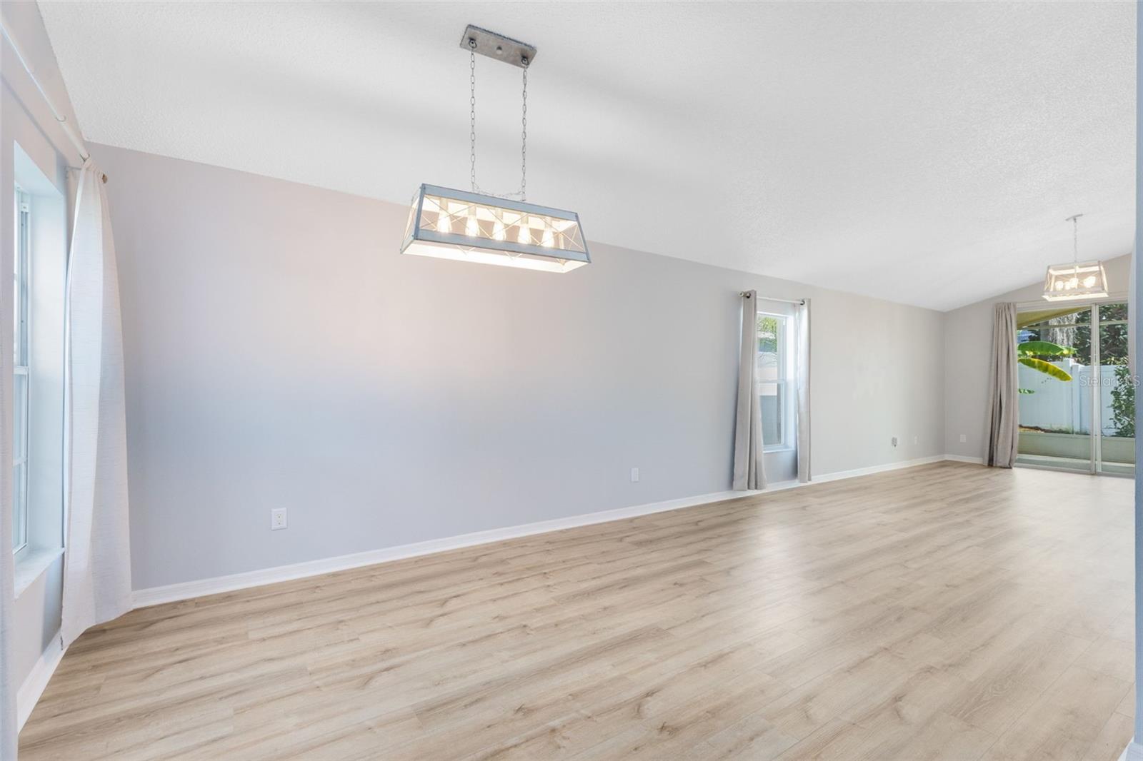 Image 5 of 38 For 975 Cherry Valley Way