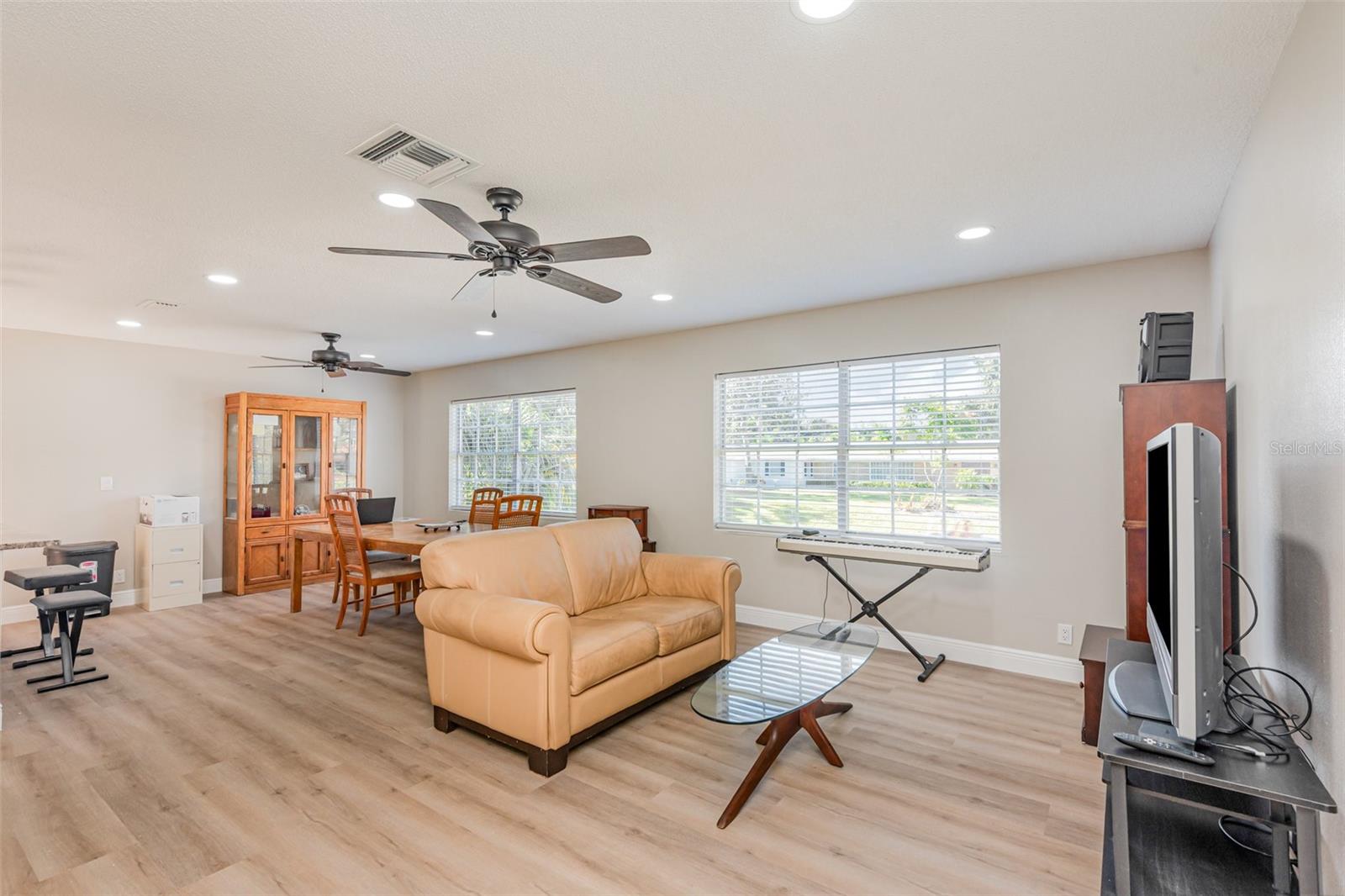 Image 4 of 36 For 32 St Andrews Drive