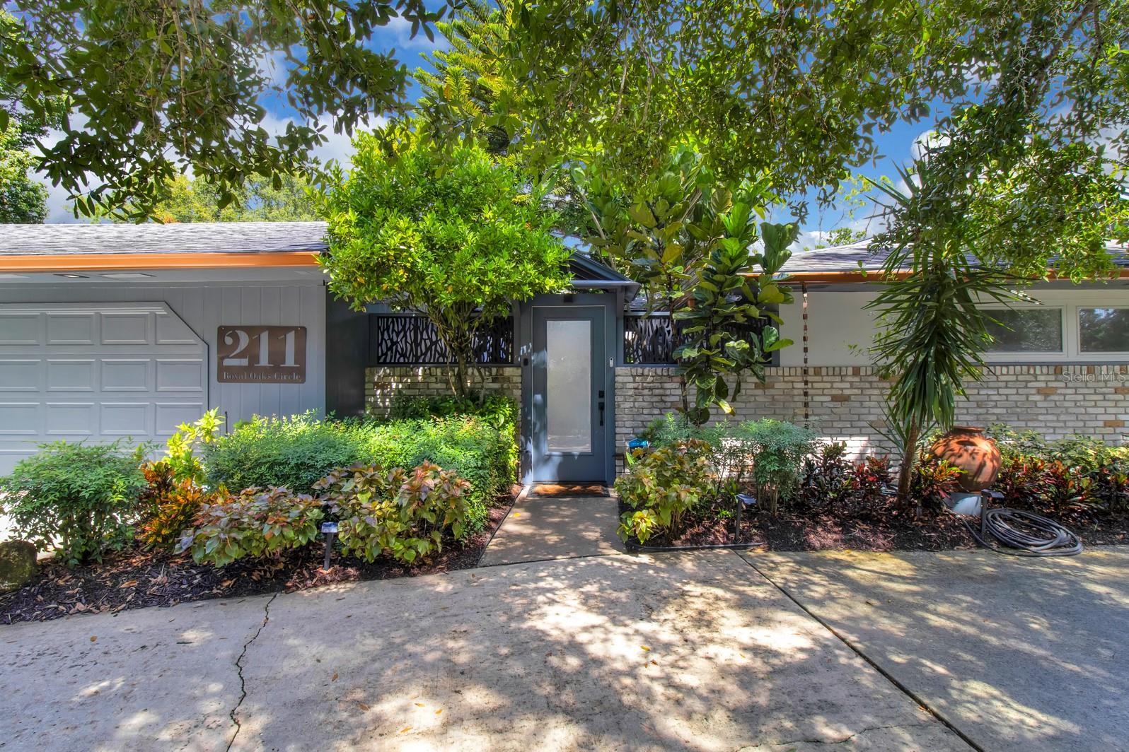 Image 4 of 80 For 211 Royal Oaks Circle