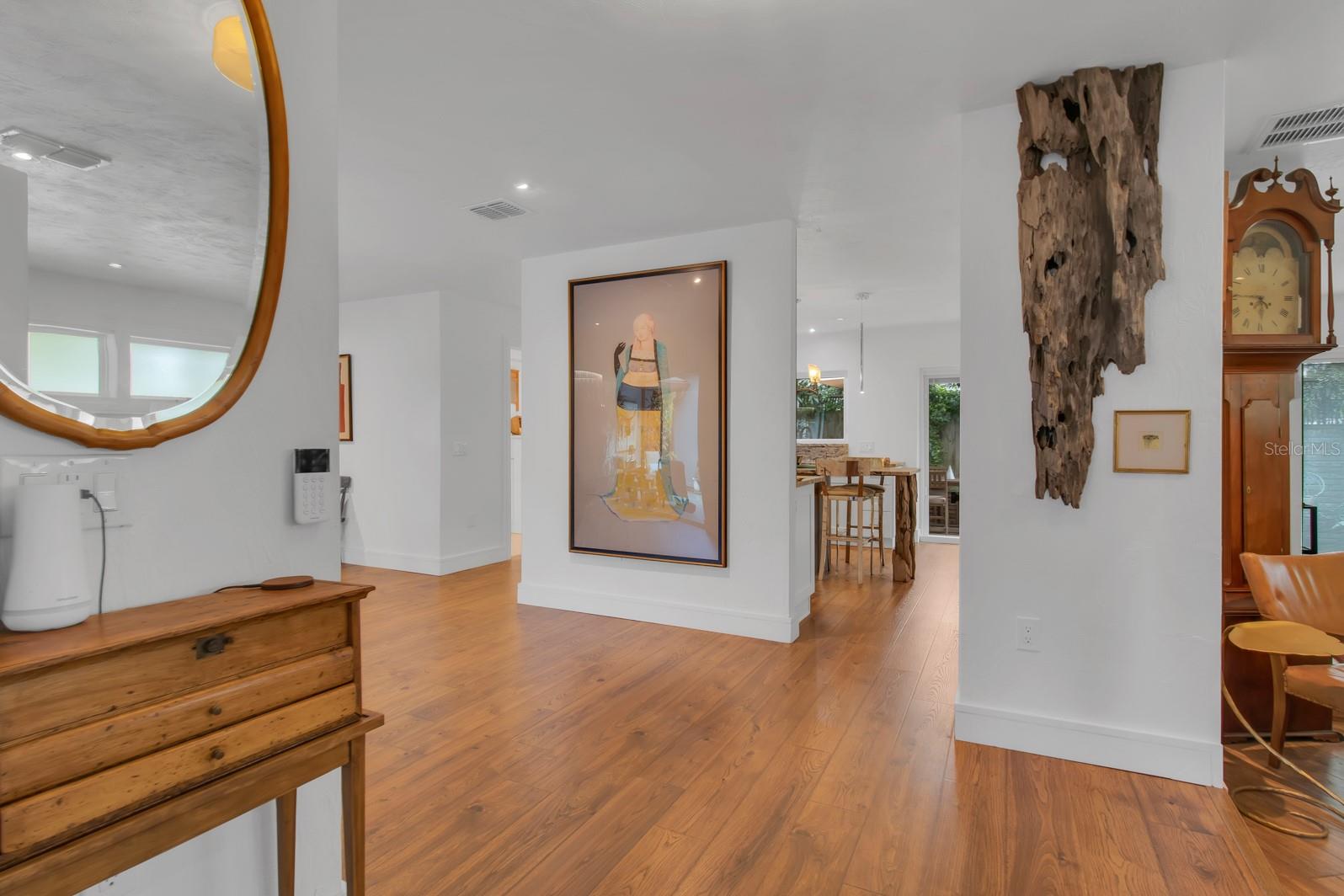 Image 9 of 80 For 211 Royal Oaks Circle