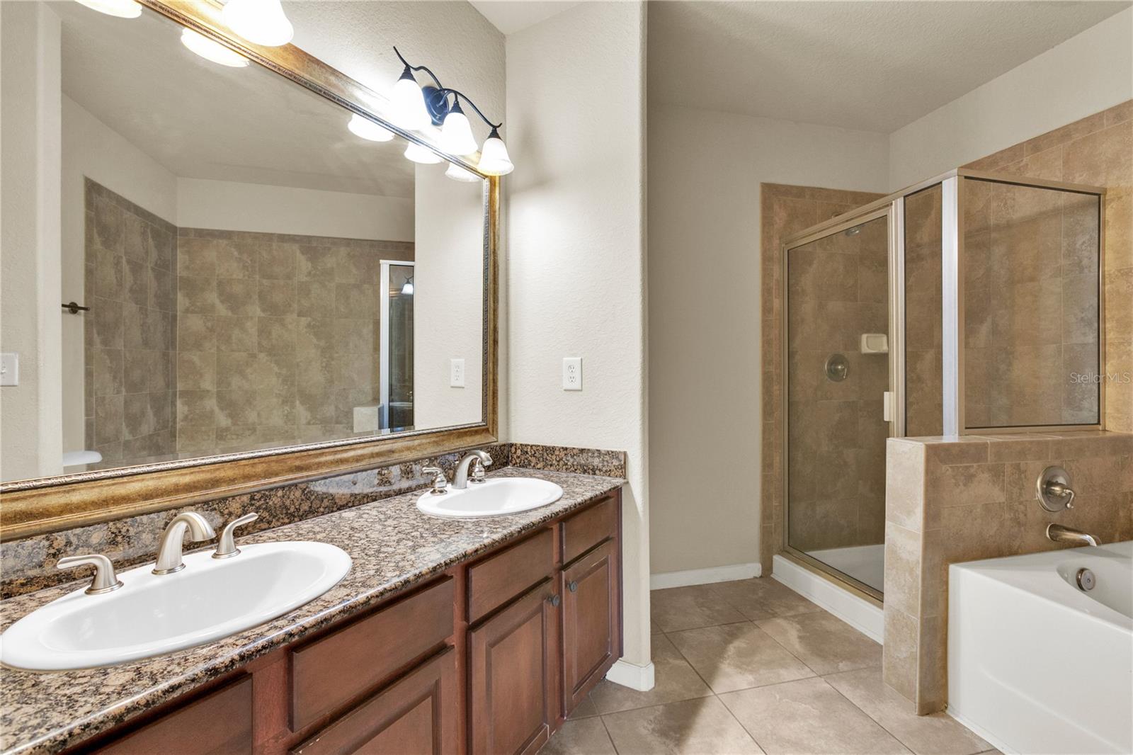 Image 7 of 27 For 903 Charo Parkway 823