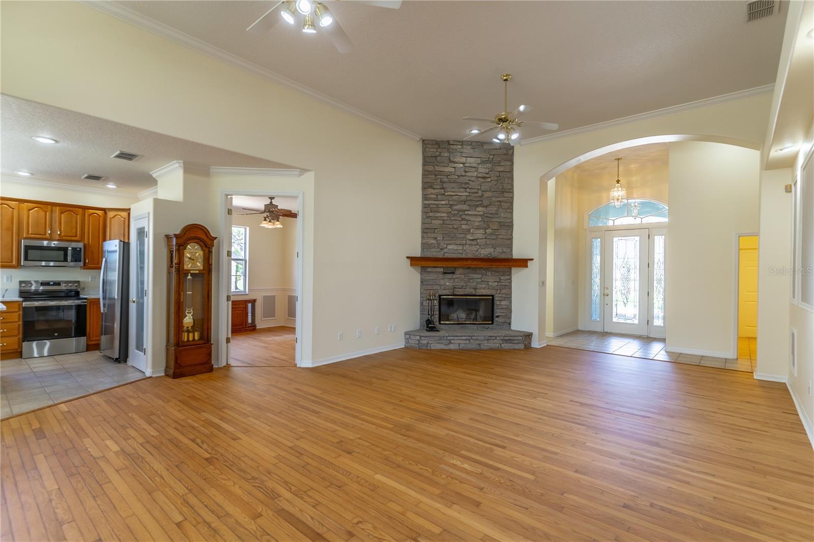 Image 6 of 33 For 1714 Golfview Drive
