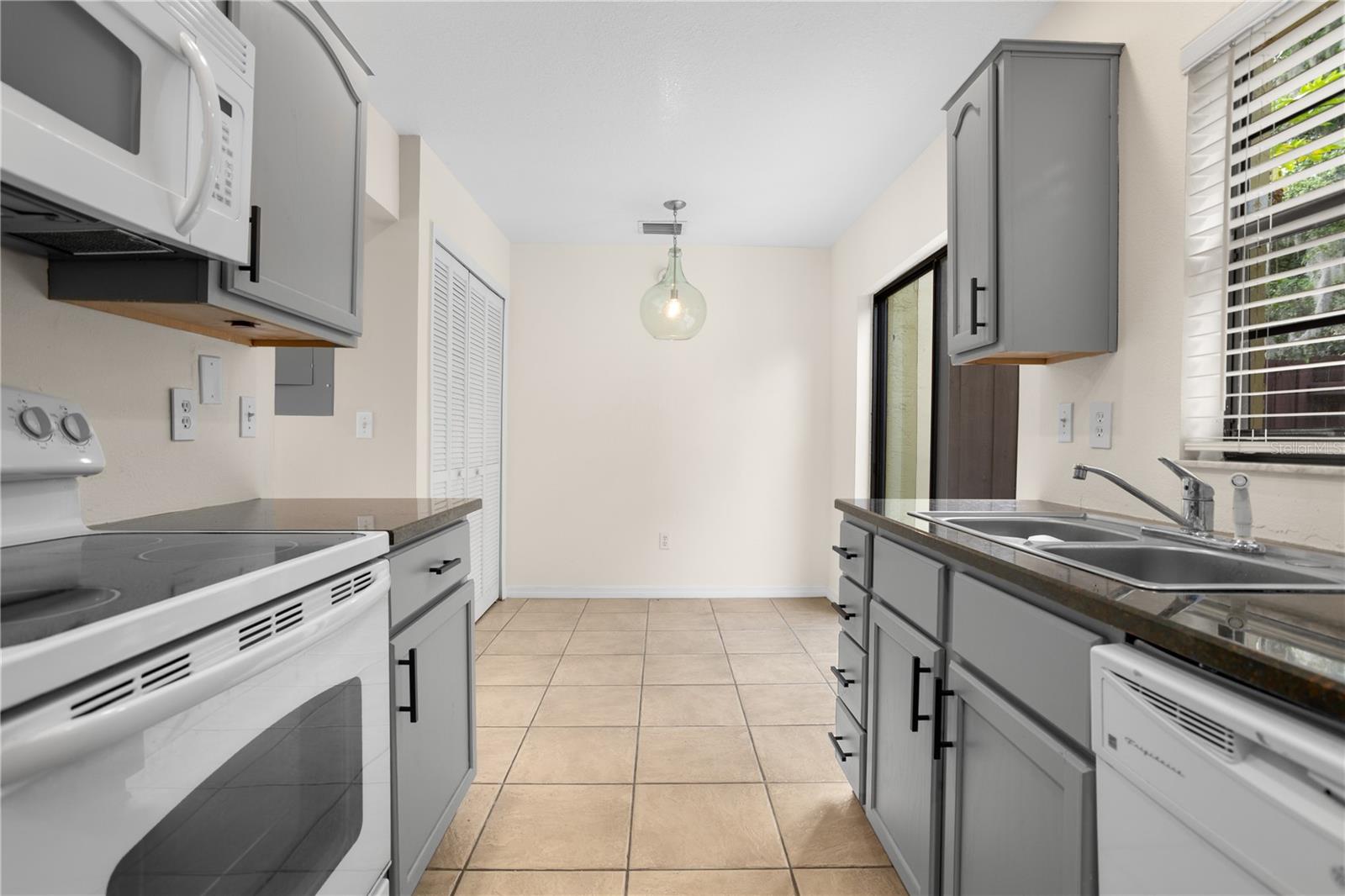 Image 5 of 25 For 7337 Cedar Creek Court 75