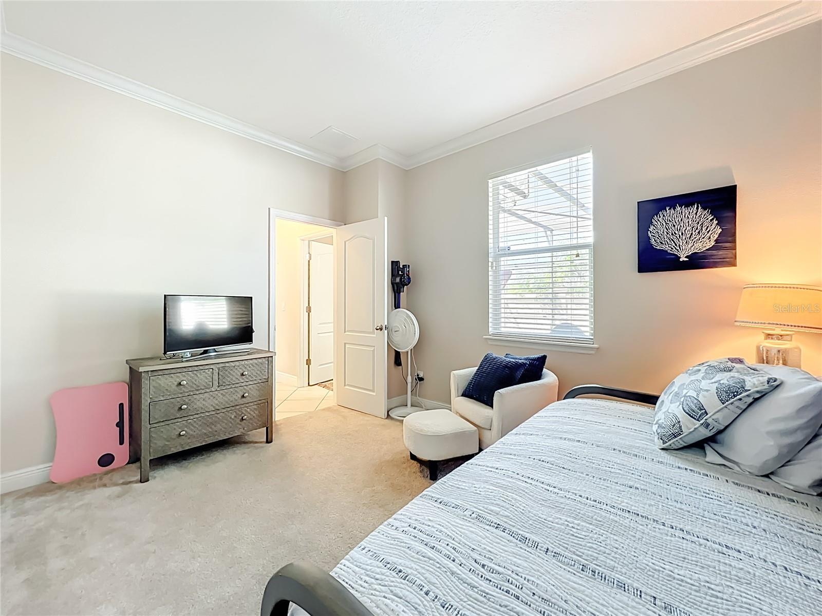 Image 22 of 39 For 558 Willet Avenue