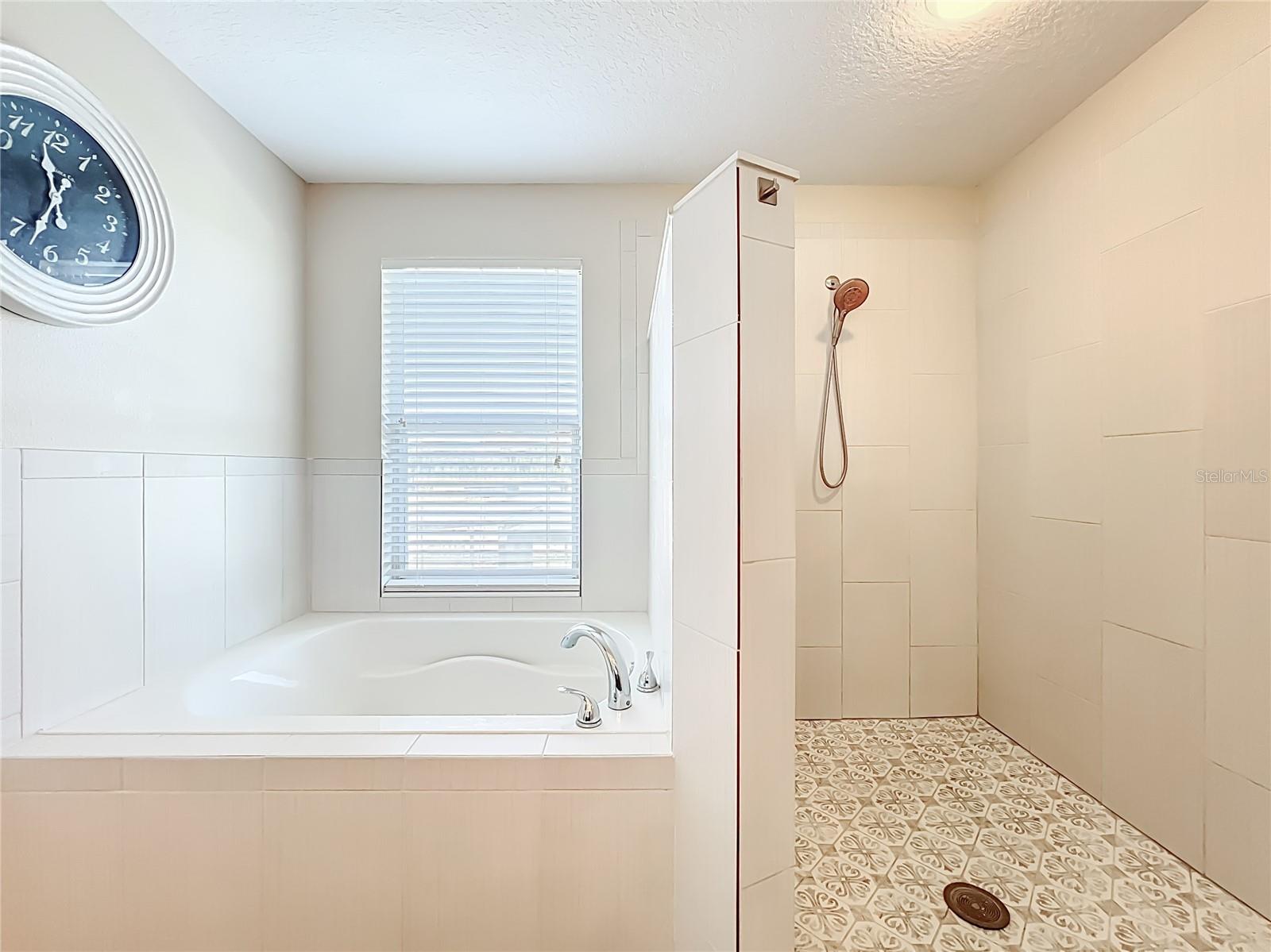 Image 37 of 39 For 558 Willet Avenue