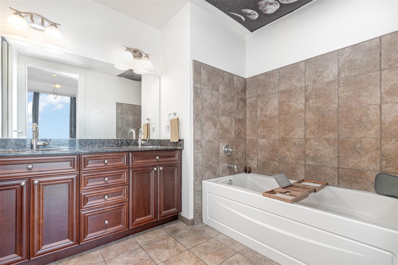 Image 10 of 27 For 150 Robinson Street 2510