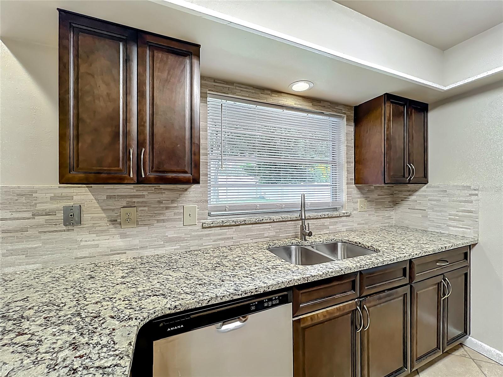 Image 11 of 48 For 637 Parkwood Avenue