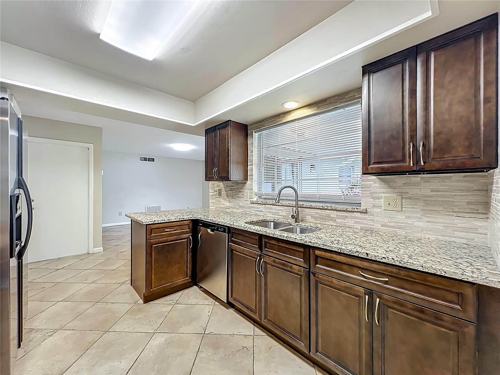 Image 14 of 48 For 637 Parkwood Avenue