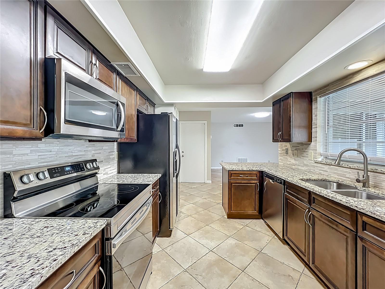 Image 17 of 48 For 637 Parkwood Avenue