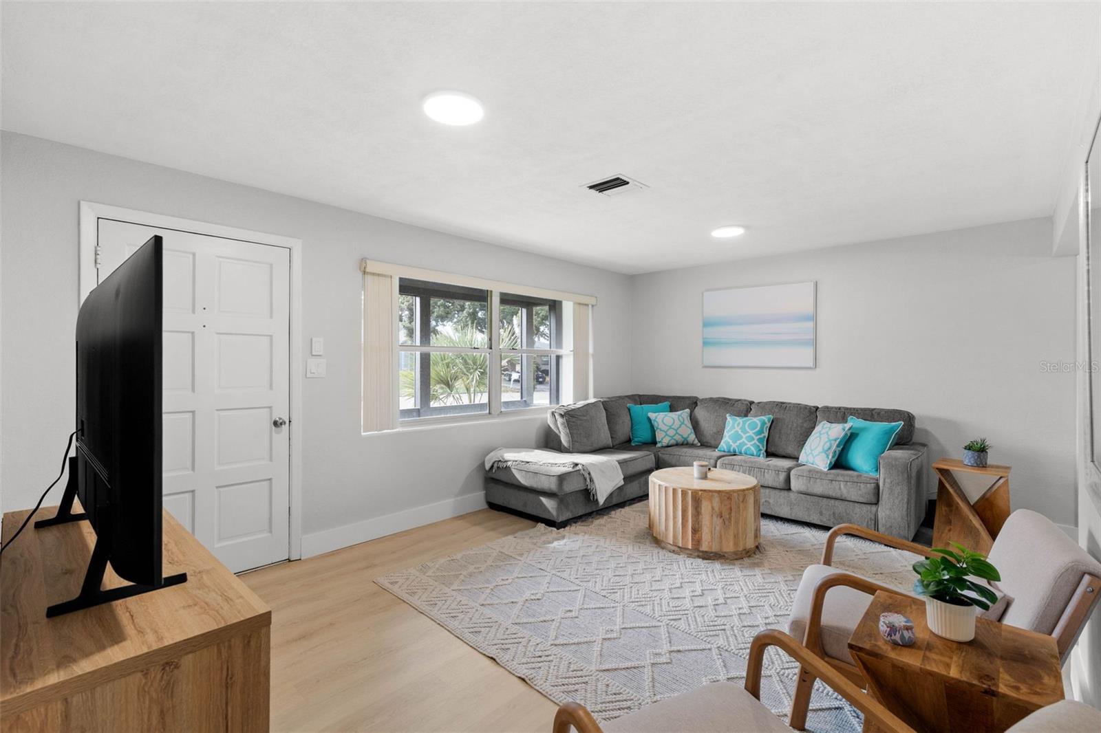 Image 4 of 27 For 1073 Kenwood Drive