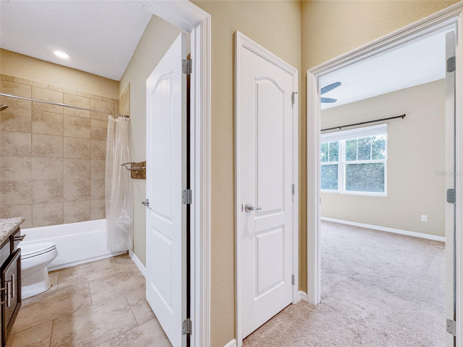 Image 22 of 51 For 5518 Thomas Square Drive