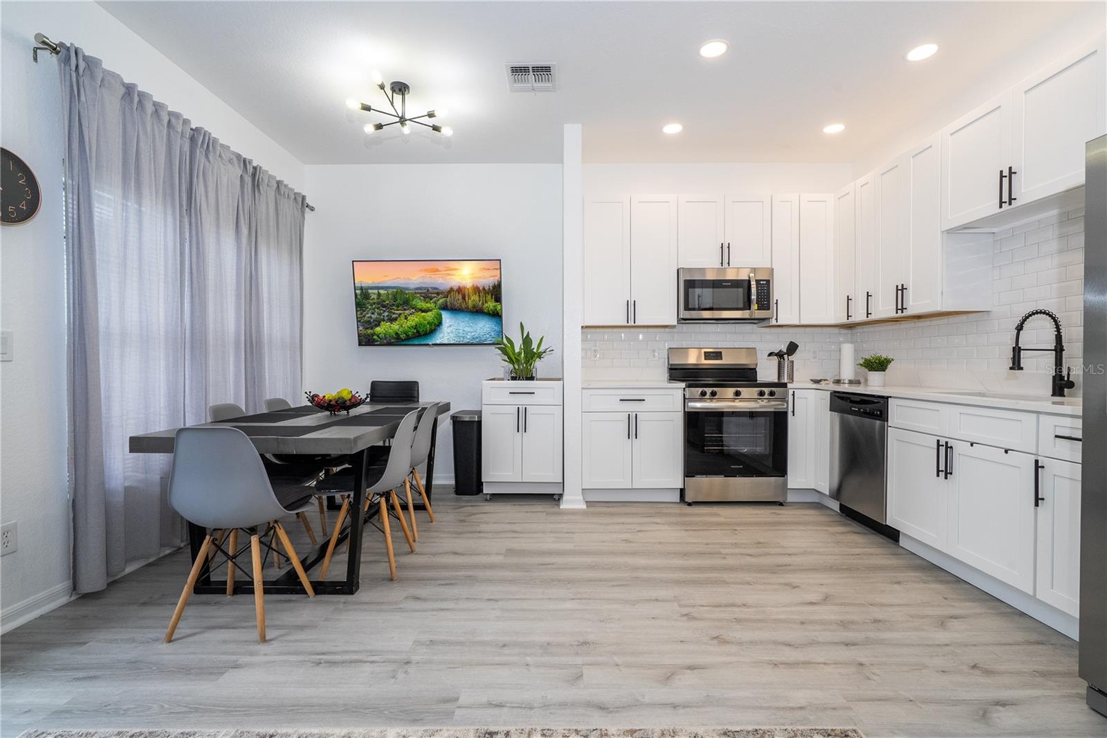 Image 15 of 51 For 2433 Caravelle Circle
