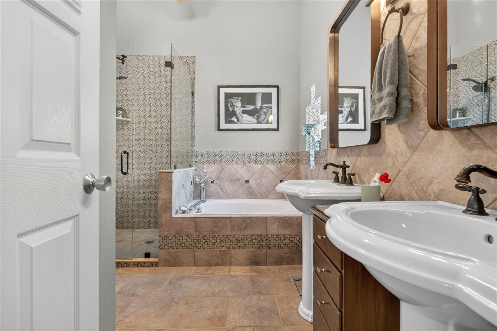 Image 14 of 36 For 13807 Forestside Court