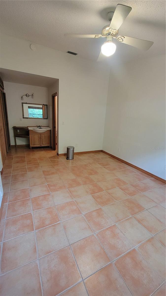 Image 7 of 18 For 1011 Love Lane 31