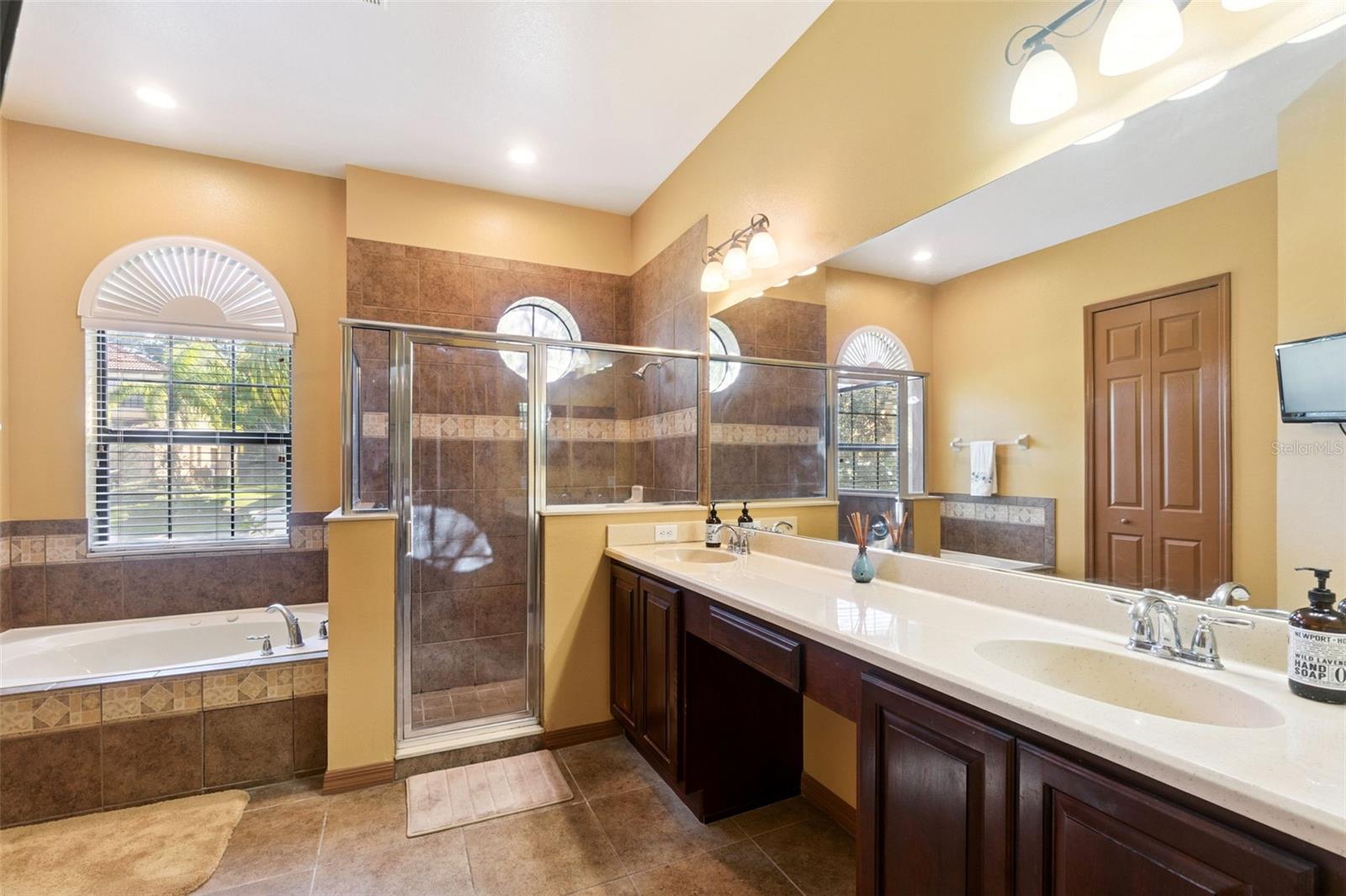 Image 22 of 39 For 2921 Falconhill Drive