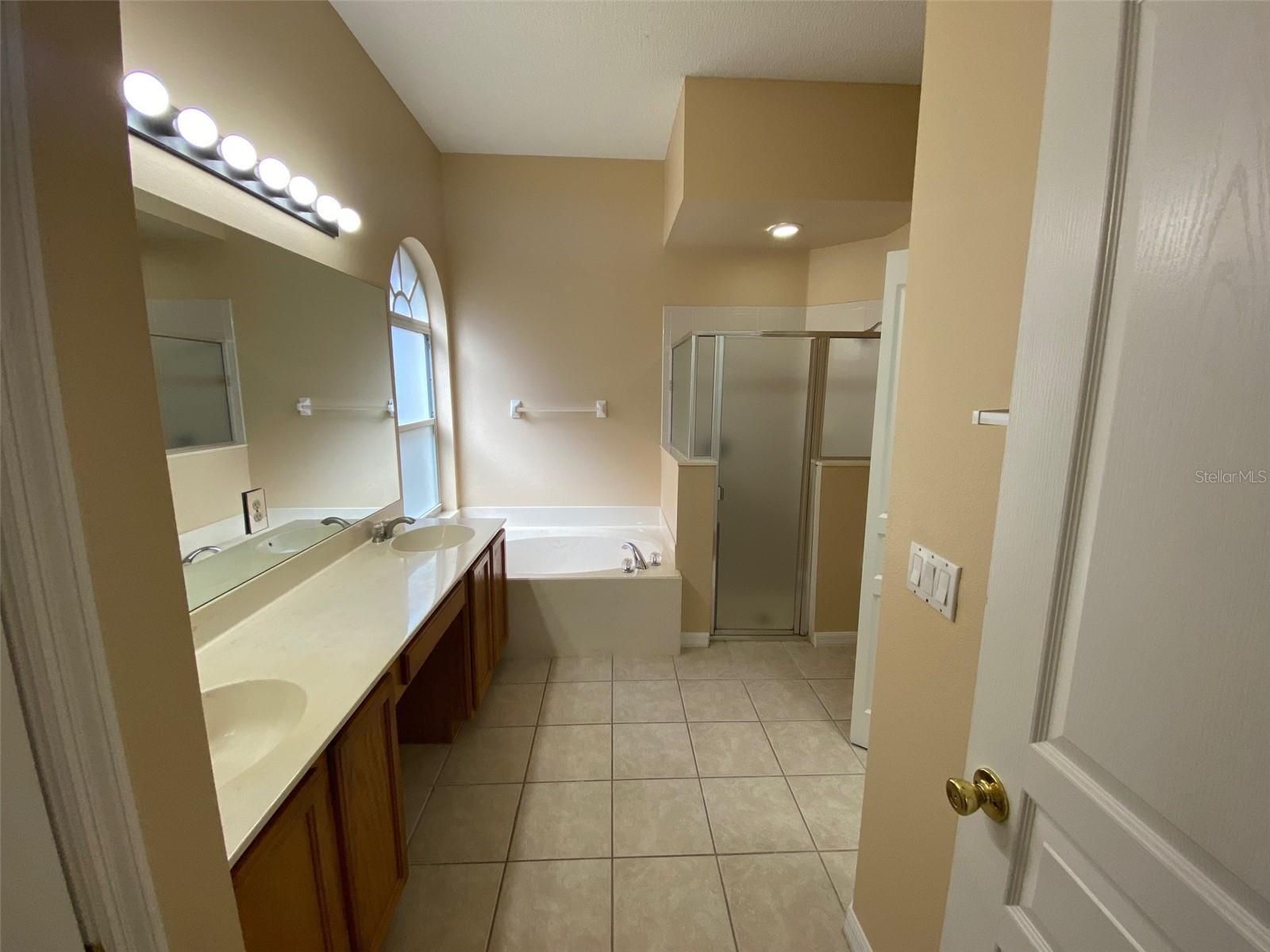 Image 19 of 28 For 604 Lakepark Trail