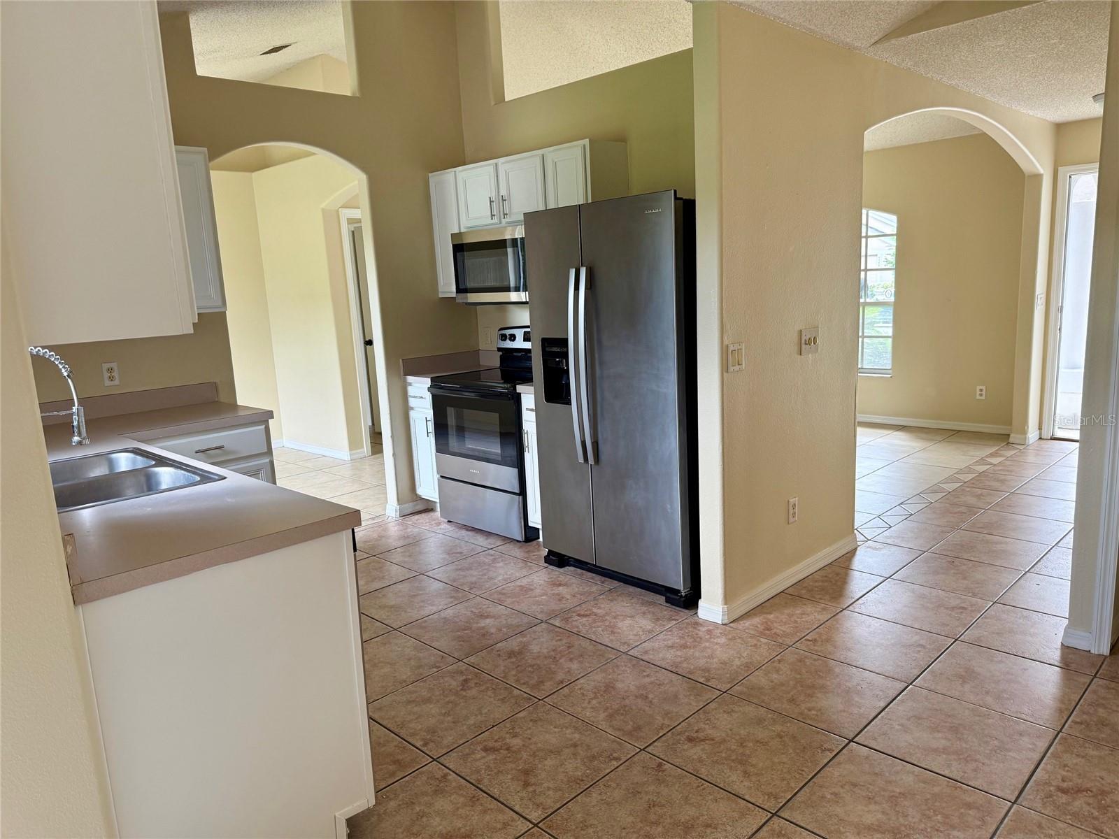 Image 4 of 19 For 4350 King Edward Drive