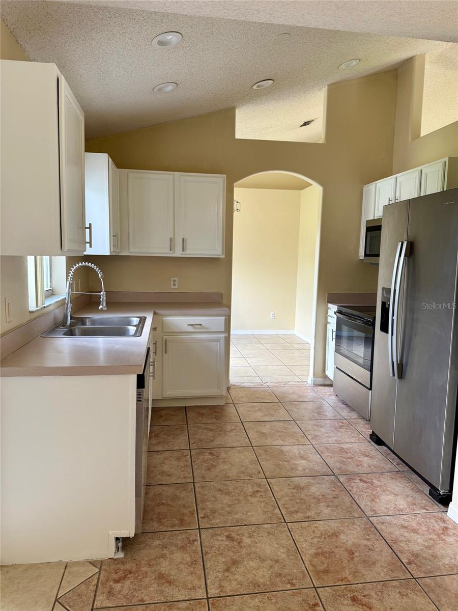 Image 5 of 19 For 4350 King Edward Drive