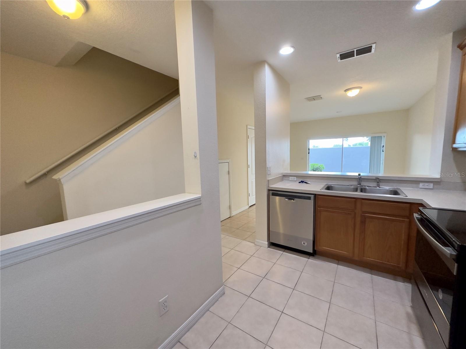 Image 14 of 21 For 10648 Savannah Wood Court 950