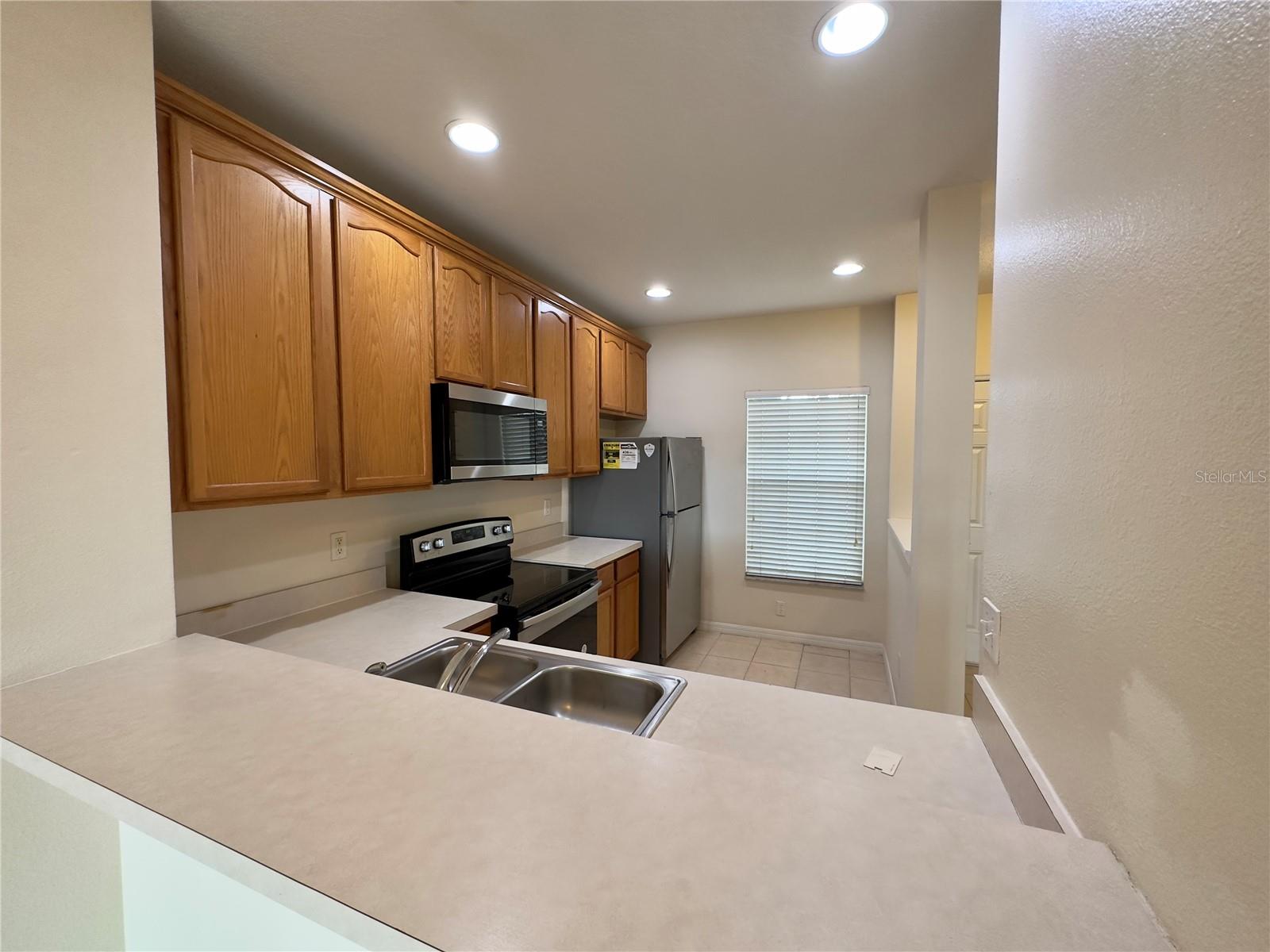 Image 6 of 21 For 10648 Savannah Wood Court 950