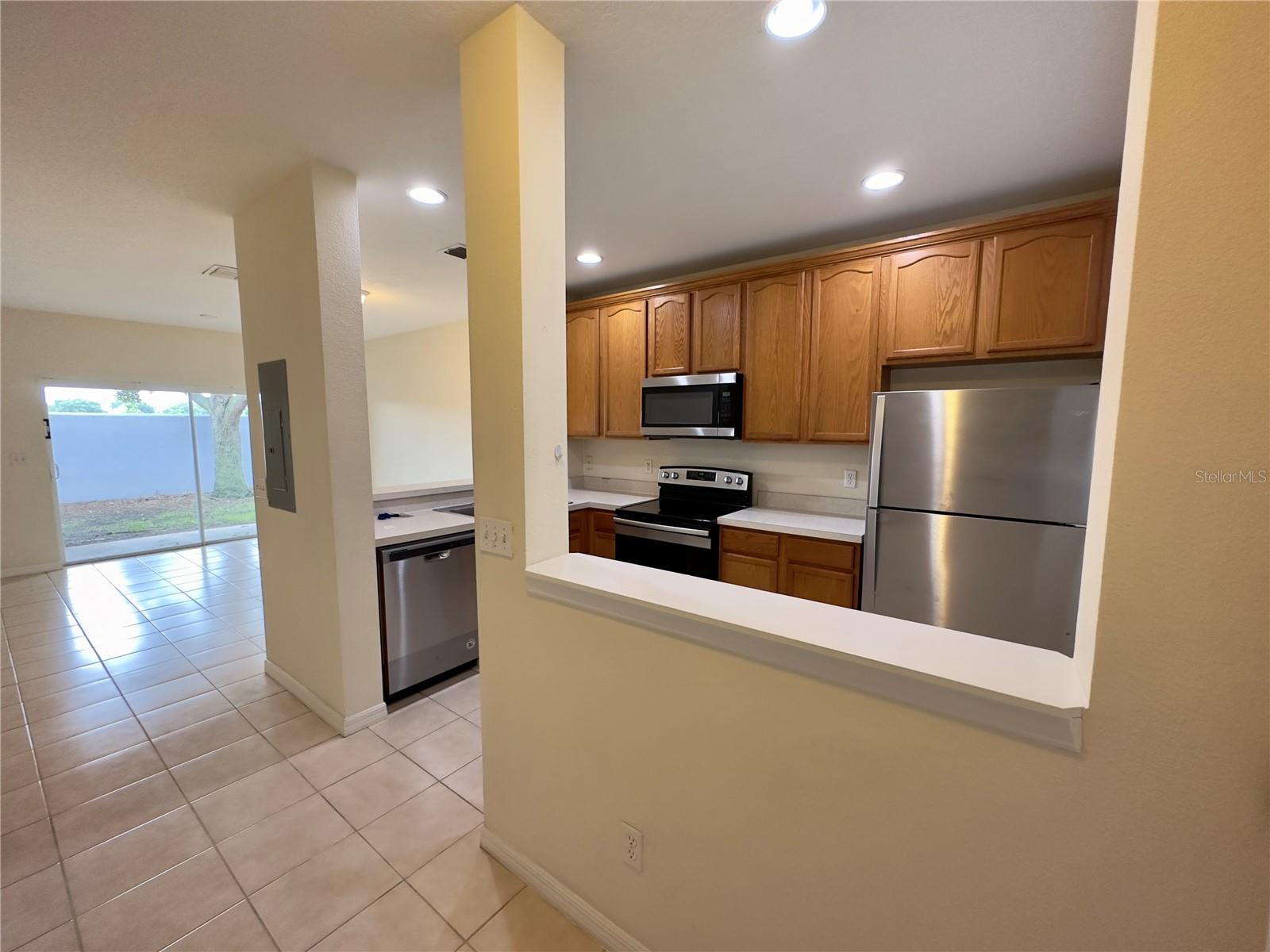Image 7 of 21 For 10648 Savannah Wood Court 950