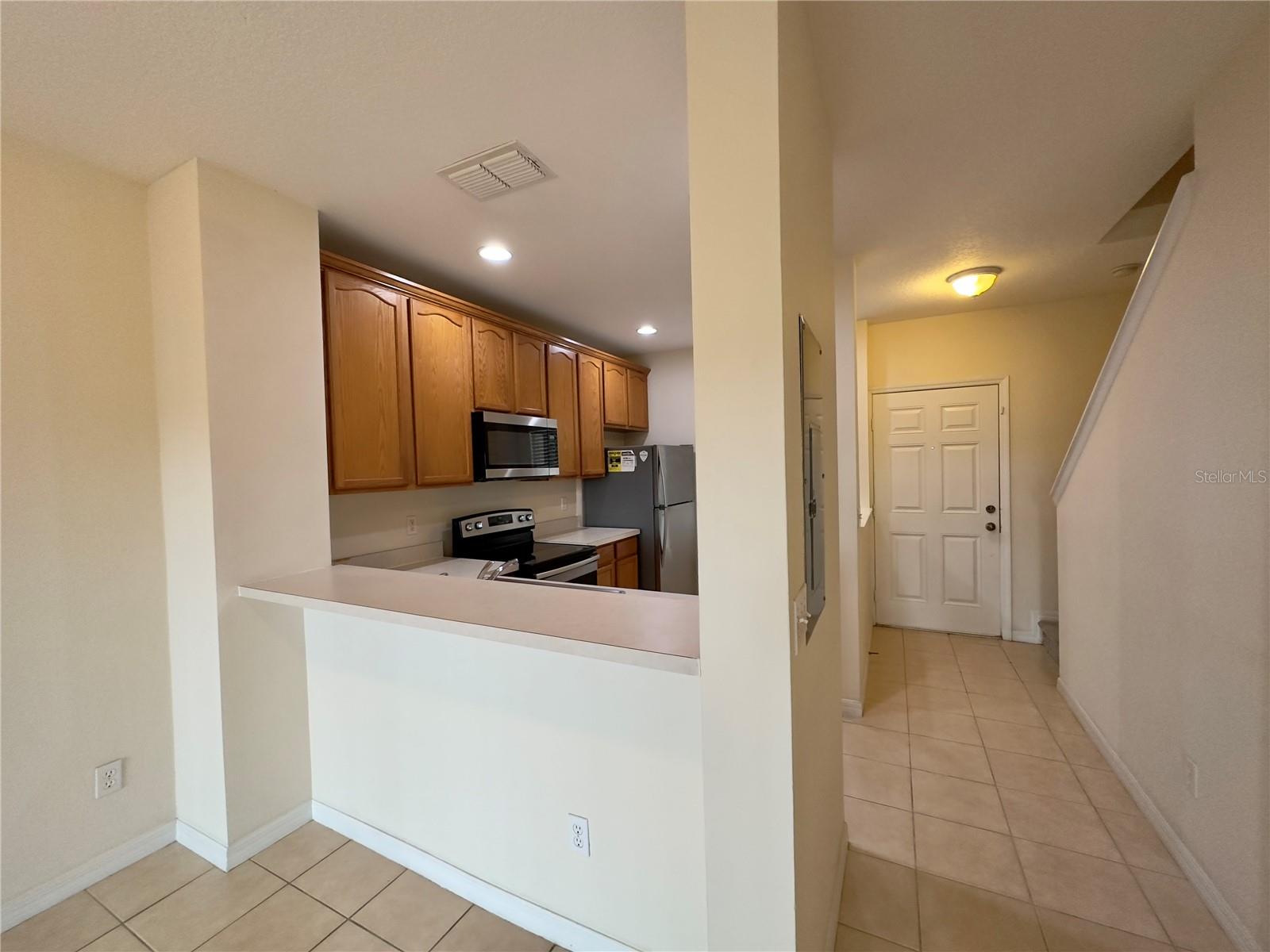 Image 8 of 21 For 10648 Savannah Wood Court 950