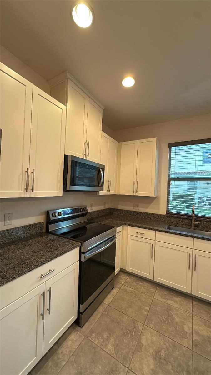 Image 4 of 14 For 14051 Helsby Street