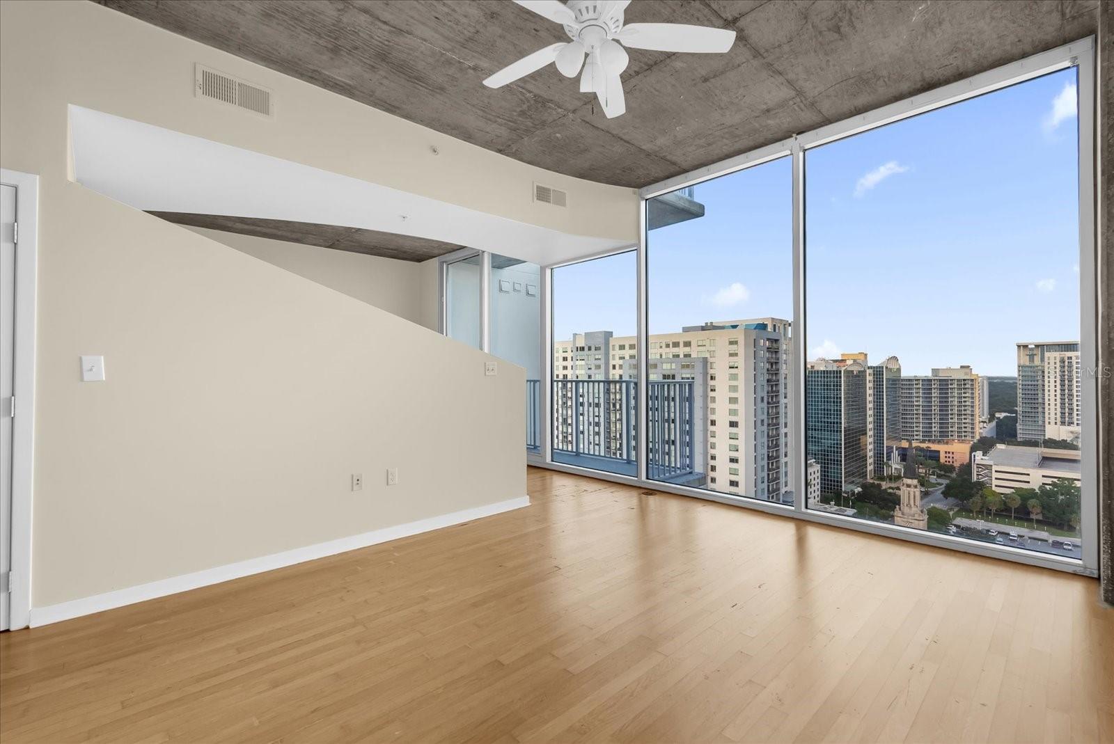 Image 11 of 22 For 155 Court Avenue 1613